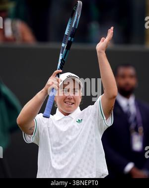 Sonay Kartal feiert den Sieg über Viktoriya Tomova am dritten Tag der Wimbledon Championships 2025 im All England Lawn Tennis and Croquet Club in London. Bilddatum: Mittwoch, 2. Juli 2025. Stockfoto