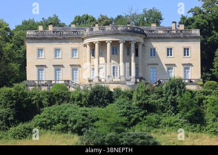Rastignac Castle im Département Dordogne im Südwesten Frankreichs ist ein architektonischer Cousin des Weißen Hauses. Das Schloss im palladianischen Stil ist einzigartig Stockfoto