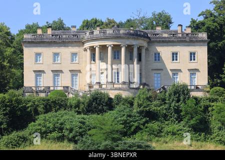Rastignac Castle im Département Dordogne im Südwesten Frankreichs ist ein architektonischer Cousin des Weißen Hauses. Das Schloss im palladianischen Stil ist einzigartig Stockfoto