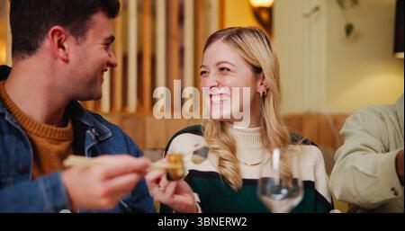 Lächeln, Menschen und Lachen mit Sushi im Restaurant zum Mittagessen, gesunde Ernährung und Geburtstagsveranstaltung. Glücklich, Freunde und Essen, einheimische asiaten Stockfoto