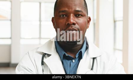 Selbstbewusster Arzt in der Bright Clinic in professioneller Kleidung Stockfoto