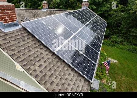 Geradlinige Luftperspektive eines zweistöckigen Hauses mit einer kompletten Dachsolaranlage. Stockfoto