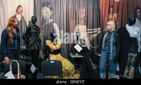 London, Großbritannien. Juli 2025. Britische Absolventen von mehr als 100 Universitätslehrgängen stellen ihre Projekte im Abschlussjahr in den nächsten zwei Wochen im Business Design Centre vor, während die New Designers Show ihr 40-jähriges Bestehen feiert. Ausstellungen in Woche 1 umfassen Mode und Kostüme, Kunsthandwerk, Textilien, Schmuck und Metallarbeiten, Keramik und Glas. Quelle: Imageplotter/Alamy Live News Stockfoto