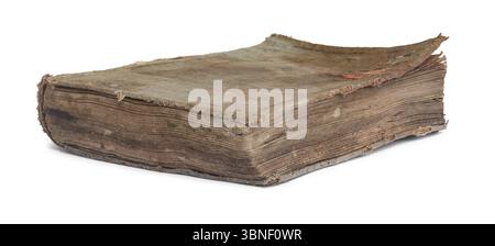 Nahaufnahme des alten zerrissenen Buches isolierter weißer Hintergrund, verfärbtes und ruiniertes Buch mit ausgefransten Kanten Seitenansicht Stockfoto