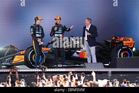 McLaren's Oscar Piastri, Lando Norris und der Moderator Martin Brundle enthüllen während eines McLaren Racing Events am Trafalgar Square, London, neue Lackierungen. Das McLaren Formel-1-Team und der offizielle Primary Partner Google Chrome haben heute eine spezielle Lackierung vorgestellt, die beim Großen Preis von Großbritannien 2025 mit beiden Rennwagen des McLaren Formel-1-Teams laufen soll. Bilddatum: Mittwoch, 2. Juli 2025. Stockfoto