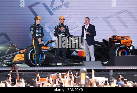 McLaren's Oscar Piastri, Lando Norris und der Moderator Martin Brundle enthüllen während eines McLaren Racing Events am Trafalgar Square, London, neue Lackierungen. Das McLaren Formel-1-Team und der offizielle Primary Partner Google Chrome haben heute eine spezielle Lackierung vorgestellt, die beim Großen Preis von Großbritannien 2025 mit beiden Rennwagen des McLaren Formel-1-Teams laufen soll. Bilddatum: Mittwoch, 2. Juli 2025. Stockfoto