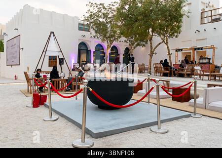 DOHA, KATAR, 1. Februar 2025. Open-Air-Restaurant in der Dohi Straße in der Altstadt. Katar Stockfoto