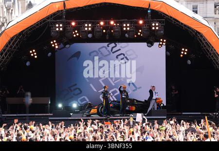 McLaren's Oscar Piastri, Lando Norris und der Moderator Martin Brundle enthüllen während eines McLaren Racing Events am Trafalgar Square, London, neue Lackierungen. Das McLaren Formel-1-Team und der offizielle Primary Partner Google Chrome haben heute eine spezielle Lackierung vorgestellt, die beim Großen Preis von Großbritannien 2025 mit beiden Rennwagen des McLaren Formel-1-Teams laufen soll. Bilddatum: Mittwoch, 2. Juli 2025. Stockfoto