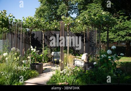 East Molesey, Surrey, Großbritannien. 30. Juni 2025. Einer der Gärten der Neugier, Ein Garten der Two Tales, Goldmedaillengewinner und der beste Garten der Neugier entworfen von Daniel March gesponsert von Arbour Landscape Solutions, Suns Lifestyle, Livingreen Design, Contractors, DH Studios und L&Co Exteriors beim RHS Hampton Court Palace Garden Festival 2025. Der Garten der Two Tales wurde entworfen, um Staunen und Neugier zu inspirieren. Es repräsentiert die natürliche Neugier der Menschheit, und das Design soll ein einladender Raum sein, der Besucher dazu bringt, anzuhalten, sich in ihre Umgebung einzumischen und Fragen zu stellen. Th Stockfoto