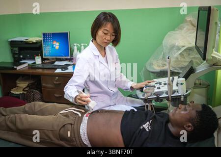 Yaoundé. Juli 2025. Ein chinesischer Arzt führt am 1. Juli 2025 eine B-Ultraschall-Untersuchung für einen Patienten im Mbalmayo District Hospital in Kamerun durch. Das 24. Chinesische medizinische Team mit 19 Mitgliedern wurde von der chinesischen Provinz Shanxi nach Kamerun entsandt. Das Team ist in zwei Gruppen unterteilt, die jeweils am Yaounde Gynäkologie, Geburtshilfe und Pädiatrie Hospital und am Mbalmayo District Hospital arbeiten. Seit 1975 hat Shanxi 24 medizinische Teams nach Kamerun entsandt, mit insgesamt 786 Mitarbeitern, die medizinische Hilfe in Kamerun leisten. Quelle: Wang Guansen/Xinhua/Alamy Live News Stockfoto