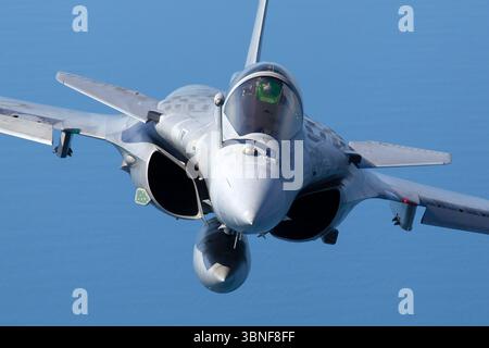 Ein französischer Marine-Multifunktionsjäger Rafale M führt einen taktischen Pass über RNAS Yeovilton durch. Das Trägerflugzeug wird von zwei Safran M88-2-Turboventilatoren angetrieben, die mit einer Luftbetankungssonde, einem RBE2‑AESA-Radar und einem IRST-System ausgestattet sind. Stockfoto