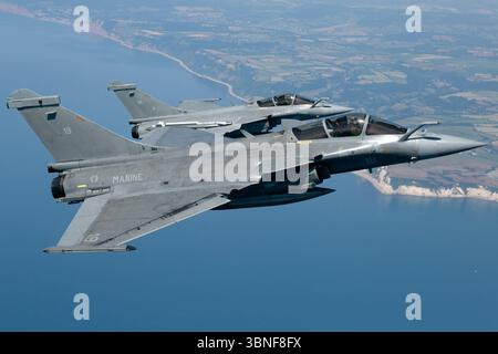 Zwei einsitzige Rafale M-Marinekämpfer, Heckregistrierungen 19 und 34 von Flottille 12F, fliegen Flügelspitzen-Formation in Yeovilton. Die zweimotorigen Delta-Jets sind mit Tanksonden, AESA-Radar- und IRST-Systemen ausgestattet. Stockfoto