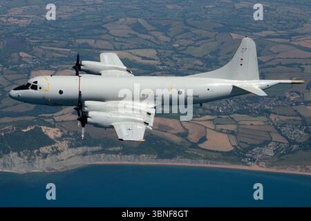 Die Lockheed P-3C Orion der Deutschen Marine, registriert als 6006, ist eine dedizierte Seekundungs- und Anti-U-Boot-Kriegsplattform. Hier während eines Air-to-Air-Fotoshootings in Yeovilton aufgenommen, unterstreicht er sein schlankes Design und seine Einsatzbereitschaft für verschiedene Aufgaben im Bereich der maritimen Sicherheit. Stockfoto