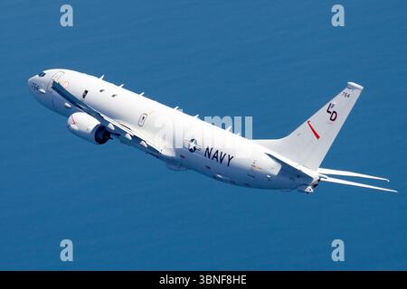 Diese Boeing P-8A Poseidon mit der Hecknummer 168764 ist ein hochentwickeltes Seeverkehrs- und Aufklärungsflugzeug der United States Navy. Es wurde speziell für U-Boot-Gefechte entwickelt, die in einem Luft-Luft-Fotoshooting über Yeovilton demonstriert wurden. Stockfoto