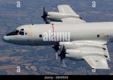 Die Lockheed P-3C Orion (Reg. 6006) ist ein von der Deutschen Marine betriebenes Patrouillenflugzeug mit umfangreichen Überwachungskapazitäten. Mit Sitz in Yeovilton ist es für U-Boot- und Oberflächenschutzoperationen ausgerüstet und spielt eine entscheidende Rolle beim Schutz von Seeschiffen und Seeverkehrsschutzoperationen. Stockfoto