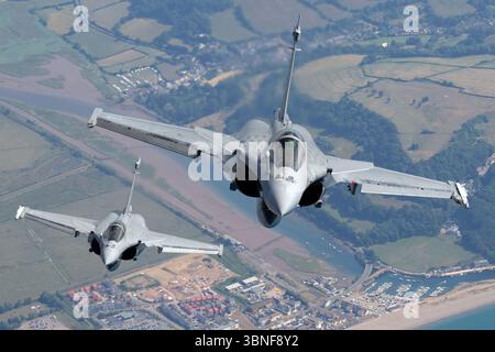 Die Rafale M-Jagdflugzeuge 19 und 34 der französischen Marine fliegen in Formation bei RNAS Yeovilton. Trägerfähige Delta-Jets, angetrieben von zwei Turboventilatoren M88‑2, ausgestattet mit Luftbetankung, Radar RBE2‑AESA und IRST. Stockfoto