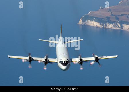 Die Lockheed P-3C Orion der Deutschen Marine, registriert 6006, ist ein spezielles Marinepatrouillenflugzeug, das für U-Boot- und Überwachungseinsätze eingesetzt wird. Während einer Luft-Luft-Session in Yeovilton eingefangen, zeigt es die entscheidende Rolle des Flugzeugs in der modernen Seeverteidigung. Stockfoto
