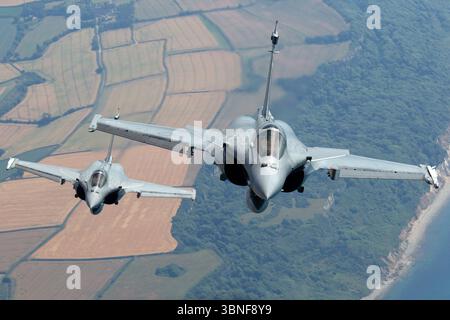 Das französische Navy-Paar Rafale M-Kämpfer, Reg. 19 und 34, führt eine enge Formation über Yeovilton durch. Beide Delta-Wing-Jets sind mit zwei M88‑2-Turboventilatoren, Tanksonden, RBE2‑AESA-Radar und IRST-Sensor ausgestattet. Stockfoto