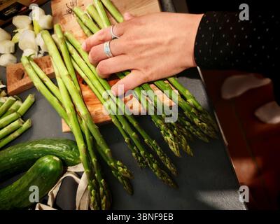 Frisch geernteter grüner Spargel auf dem Markt, Gemüse und gesunde Ernährung frisch geernteter Spargel auf dem Markt Stockfoto