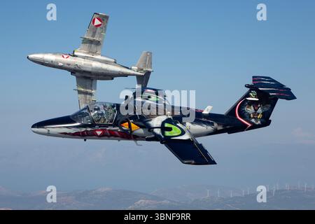 Saab 105OE von der österreichischen Luftwaffe, Tail GD‑14/RE‑25, sah sich von der Bildung in den Farben der NATO Tiger Association über Griechenland abgewandt. Das leichte Attack- und Trainerflugzeug mit zwei Düsen verfügt über gefederte Flügel und zwei Turbofan-Motoren. Stockfoto