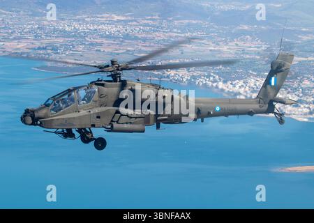 Die Boeing AH-64DHA Apache (Reg. ES1026) ist ein vielseitiger Angriffshubschrauber der griechischen Hellenischen Armee. Es verfügt über fortschrittliche Zielsysteme, einschließlich des Langbogenradars, und ist mit Hellfire-Raketen bewaffnet. Der Apache wird von zwei T700-GE-701C-Triebwerken angetrieben und wird hauptsächlich für Nahflugunterstützung, Kampfeinsätze und Präzisionsangriffe auf Boden- und Luftziele eingesetzt. Stockfoto
