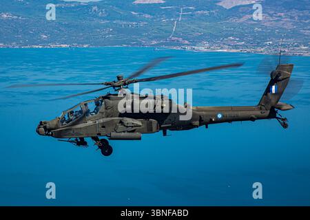 Die Boeing AH-64DHA Apache, registriert ES1026, ist eine fortgeschrittene Variante des AH-64 Apache-Angriffshubschraubers, der von der Griechischen Armee betrieben wird. Der AH-64DHA verfügt über verbesserte Avionik- und Zielsysteme, die seine Streik- und Aufklärungsfähigkeiten verbessern. Er ist bekannt für seine mächtigen Waffen und seine Überlebensfähigkeit auf dem Schlachtfeld. Stockfoto