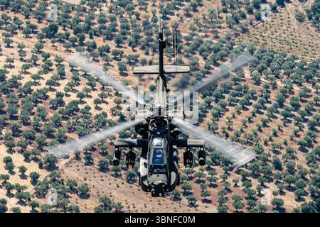 Der Boeing AH-64DHA Apache, der von der griechischen griechischen Hellenischen Armee betrieben wird, ist ein multifunktionaler Angriffshubschrauber, der für seine präzisen Ziele und Angriffskapazitäten bekannt ist. Diese Variante, eine hochentwickelte Version des AH-64 Apache, ist mit modernen Avionik- und Waffensystemen ausgestattet, was sie sowohl bei Tag als auch bei Nacht effektiv macht. Der Apache wird häufig für Panzerabwehrmissionen und Nahunterstützungsmissionen eingesetzt. Stockfoto