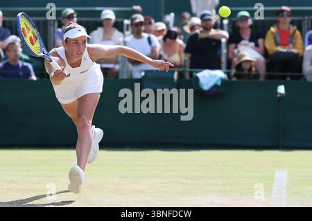 London, Großbritannien. Juli 2025. Die belgische Elise Mertens wurde während eines Tennisspiels gegen die Amerikanerin Li in der zweiten Runde der Frauen beim Wimbledon Grand Slam Turnier 2025 2025 im All England Tennis Club im Südwesten Londons gezeigt. BELGA FOTO BENOIT DOPPAGNE Credit: Belga News Agency/Alamy Live News Stockfoto