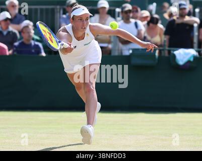 London, Großbritannien. Juli 2025. Die belgische Elise Mertens wurde während eines Tennisspiels gegen die Amerikanerin Li in der zweiten Runde der Frauen beim Wimbledon Grand Slam Turnier 2025 2025 im All England Tennis Club im Südwesten Londons gezeigt. BELGA FOTO BENOIT DOPPAGNE Credit: Belga News Agency/Alamy Live News Stockfoto