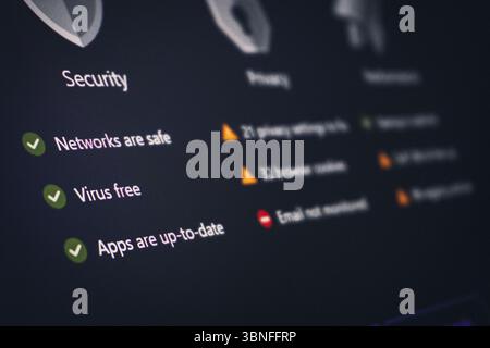 Popup-Informationen zur Antivirensoftware auf einem Laptop-Bildschirm. Malware, Ransomware, Virenschutzkonzept. Baku, Aserbaidschan. 28.06.2025. Stockfoto