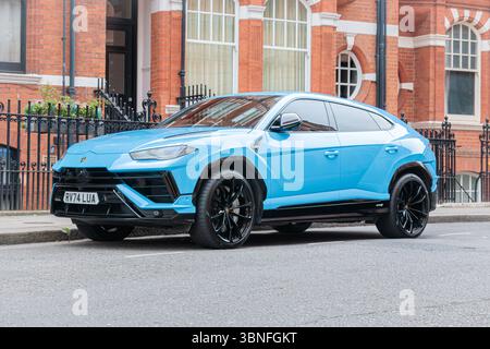 London, England, 20. April 2025: Lamborghini Urus Stockfoto