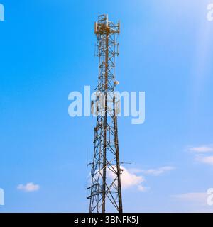 Telekommunikations-Mobilfunkmast mit Mobiltelefonantennen und Mikrowellensendern. Teil eines mobilen Sprach- und Datennetzwerks. Stockfoto