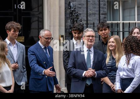 London, Großbritannien. Juli 2025. Kier Starmer, Premierminister, feiert mit F1-Arbeitern und -Fahrern das 75-jährige Jubiläum des Sports vor dem Grand Prix von Großbritannien an diesem Wochenende. Ian Davidson/Alamy Live News Stockfoto