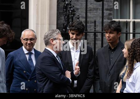 London, Großbritannien. Juli 2025. Kier Starmer, Premierminister, feiert mit F1-Arbeitern und -Fahrern das 75-jährige Jubiläum des Sports vor dem Grand Prix von Großbritannien an diesem Wochenende. Ian Davidson/Alamy Live News Stockfoto