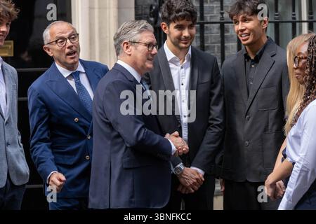 London, Großbritannien. Juli 2025. Kier Starmer, Premierminister, feiert mit F1-Arbeitern und -Fahrern das 75-jährige Jubiläum des Sports vor dem Grand Prix von Großbritannien an diesem Wochenende. Ian Davidson/Alamy Live News Stockfoto