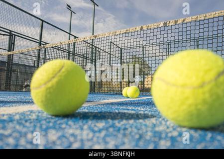 Selektive Fokussierung auf Padel-Bälle während einer Trainingspraxis. Stockfoto