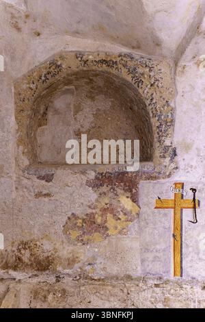 Ein feierlicher Blick auf eine alte unterirdische Krypta in der Kirche der Gesu (Casa Professa) in Palermo, Sizilien, mit einem rustikalen Steinaltar und einem W Stockfoto