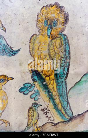 Ein detailliertes Fresko einer bunten Eule, die auf einem Zweig in der Kirche von Gesu (Chiesa del Gesu) in Palermo, Sizilien, thront. Die Eule ist eingestrichen Stockfoto