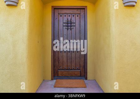 Rustikale mediterrane toskanische Stil verdeckte Mahagoni Holz Eingangstür auf adobe Südwest Stuck Haus Stockfoto