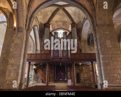 Französische Pfeifenorgel im klassischen Stil auf der Galerie der Kathedrale Saint-Vincent in Saint-Malo mit Holzgehäuse und vertikalen Silberpfeifen. Stockfoto