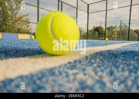 Niedriger Blick auf einen Padel Court an einem sonnigen Tag bei Sonnenuntergang Stockfoto