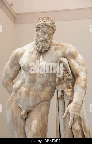 NEAPEL, ITALIEN – 26. JUNI 2025: Die Statue des Farnese Herkules im Archäologischen Nationalmuseum, eine römische Marmorkopie eines griechischen Originals. Stockfoto