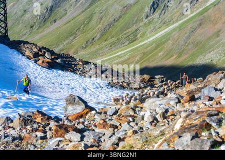 Schaffahrt am Niederjoch Schnalskamm, in der Nähe der Berghütte Similaunhütte. Die Schaffahrt über den Ötztaler Alpenkamm ist ein besonderes Erlebnis Stockfoto