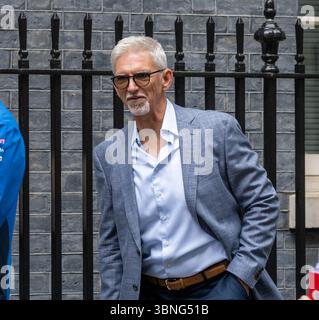London, Großbritannien. Juli 2025. Besucher des Downing Street Empfangs zum 75-jährigen Bestehen des Sports vor dem Grand Prix von Großbritannien Damon Hill, ehemaliger Rennfahrer, der von 1992 bis 1999 in der Formel 1 teilnahm. Hill gewann 1996 mit Williams die Formel-1-Weltmeisterschaft und gewann in acht Saisons 22 Grands Prix. (Mitte) Credit: Ian Davidson/Alamy Live News Stockfoto