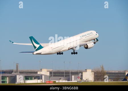 Der Cathay Pacific Airbus A350 startet vom internationalen Flughafen Manchester in Richtung Hongkong Stockfoto