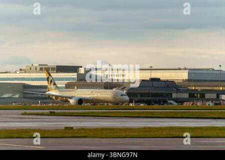 Etihad Airways Boeing 787 im Rolldienst für den Abflug am internationalen Flughafen Manchester Stockfoto