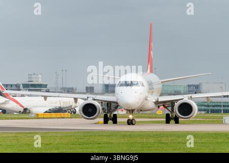Helvetic Airways Roller für den Abflug am Flughafen Manchester Stockfoto