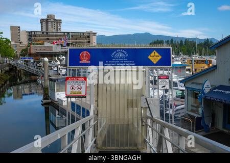 Gehen Sie zu Fuß zum Coal Harbour Marina in Vancouver, BC. Hinter links befindet sich das Westin Bayshore und rechts der Stanley Park. Stockfoto