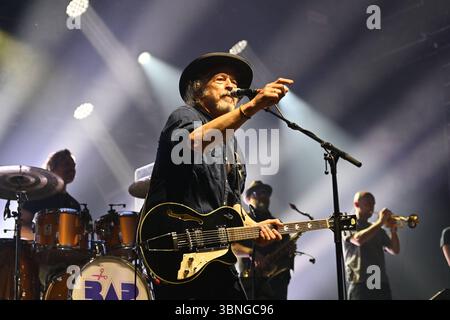 Wolfgang NIEDECKEN, BAP, Musiker, Gitarrist, Saenger, Gruender der Deutschrock Band. BAP,Live,Konzert,Buehne Bühne,Tollwood Festival am 02.07.2025 *** Wolfgang NIEDECKEN,BAP, Musiker,Gitarrist,Sänger,Gründer der deutschen Rockband BAP,Live,Konzert,Bühnenbühne,Tollwood Festival am 02 07 2025 Stockfoto