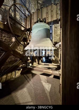 Große Bronzeglocke und Klingelmechanismus im Belfort van Gent Museum in Belgien. Stockfoto